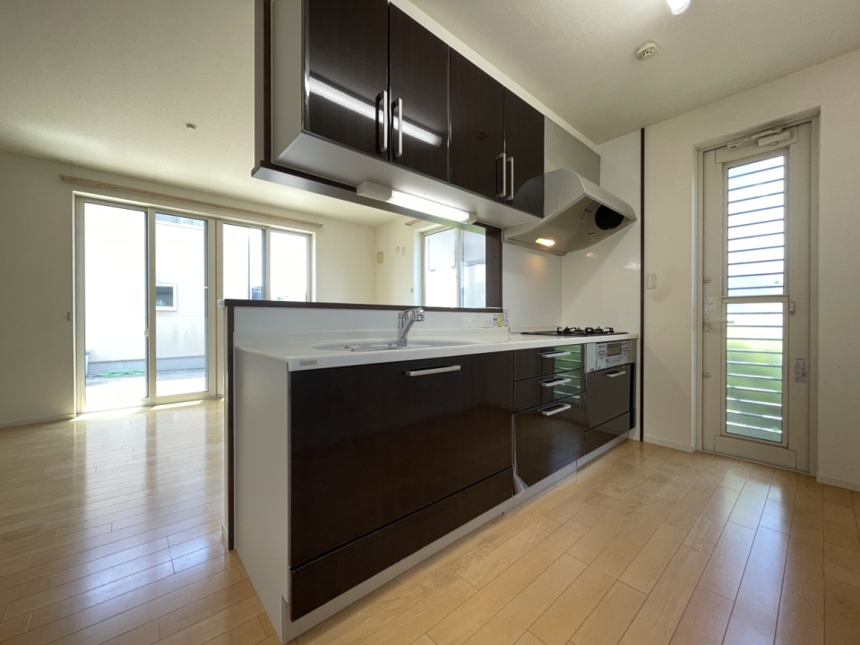 ブラックのキッチンは広く、収納もたくさんです