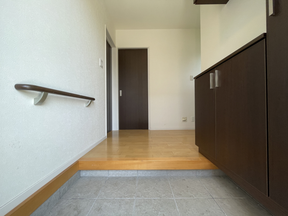 玄関に手すりが付いてるのは助かりますね