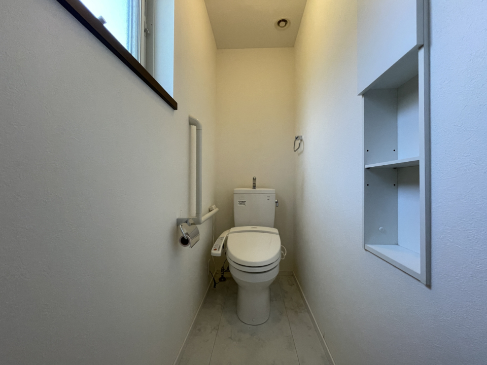 トイレには収納棚があります