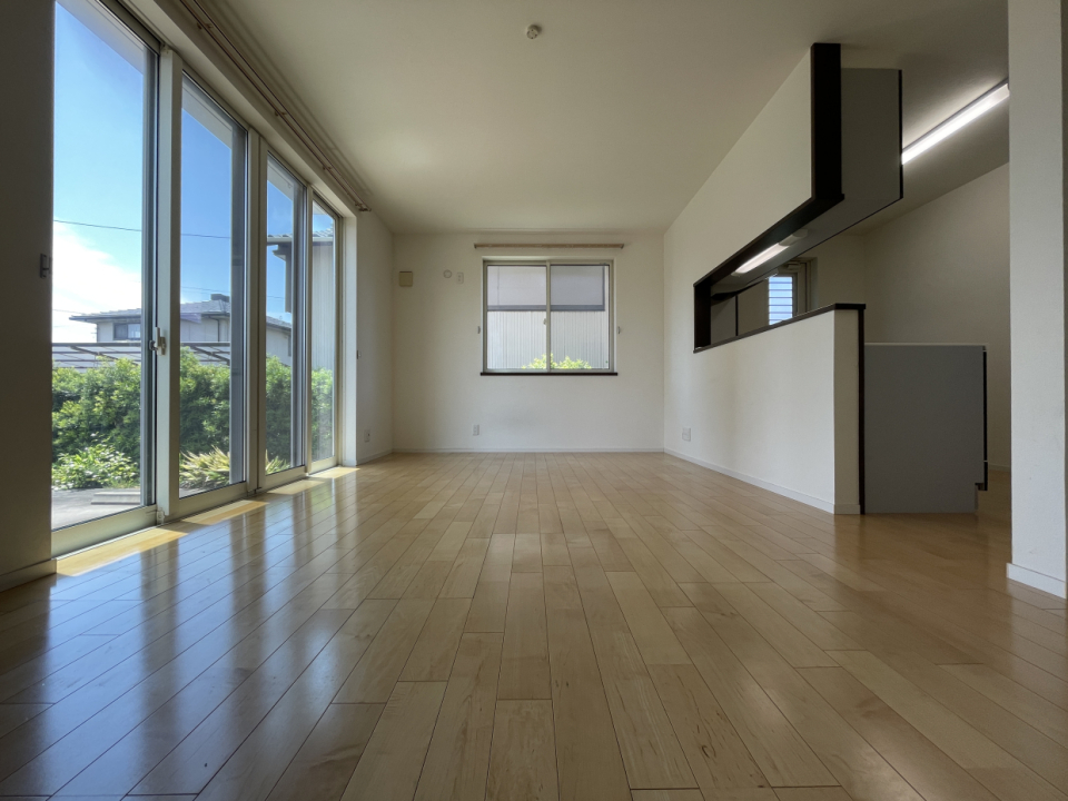 リビングは窓が大きく明るく心地いい空間