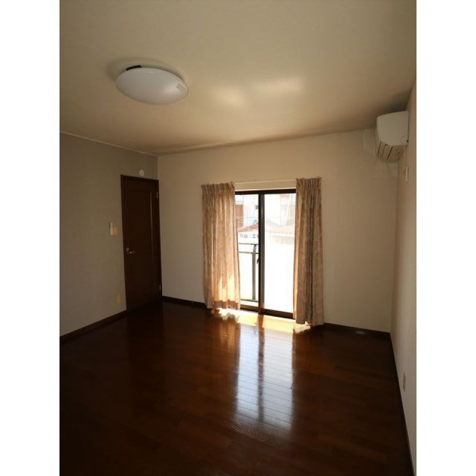 洋室①　10帖
バルコニーに出られます