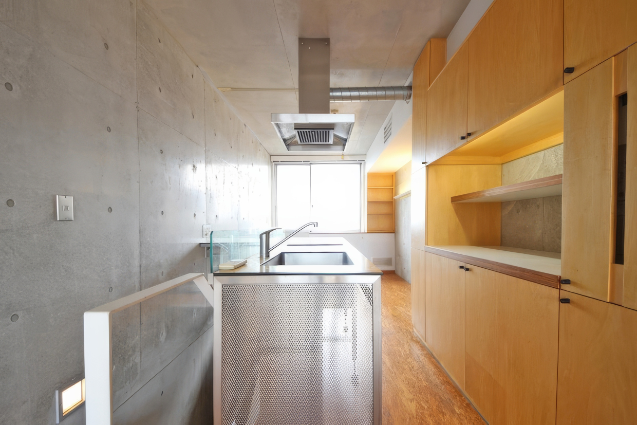 窓から入る日差しにコンクリとステンレスが映える。