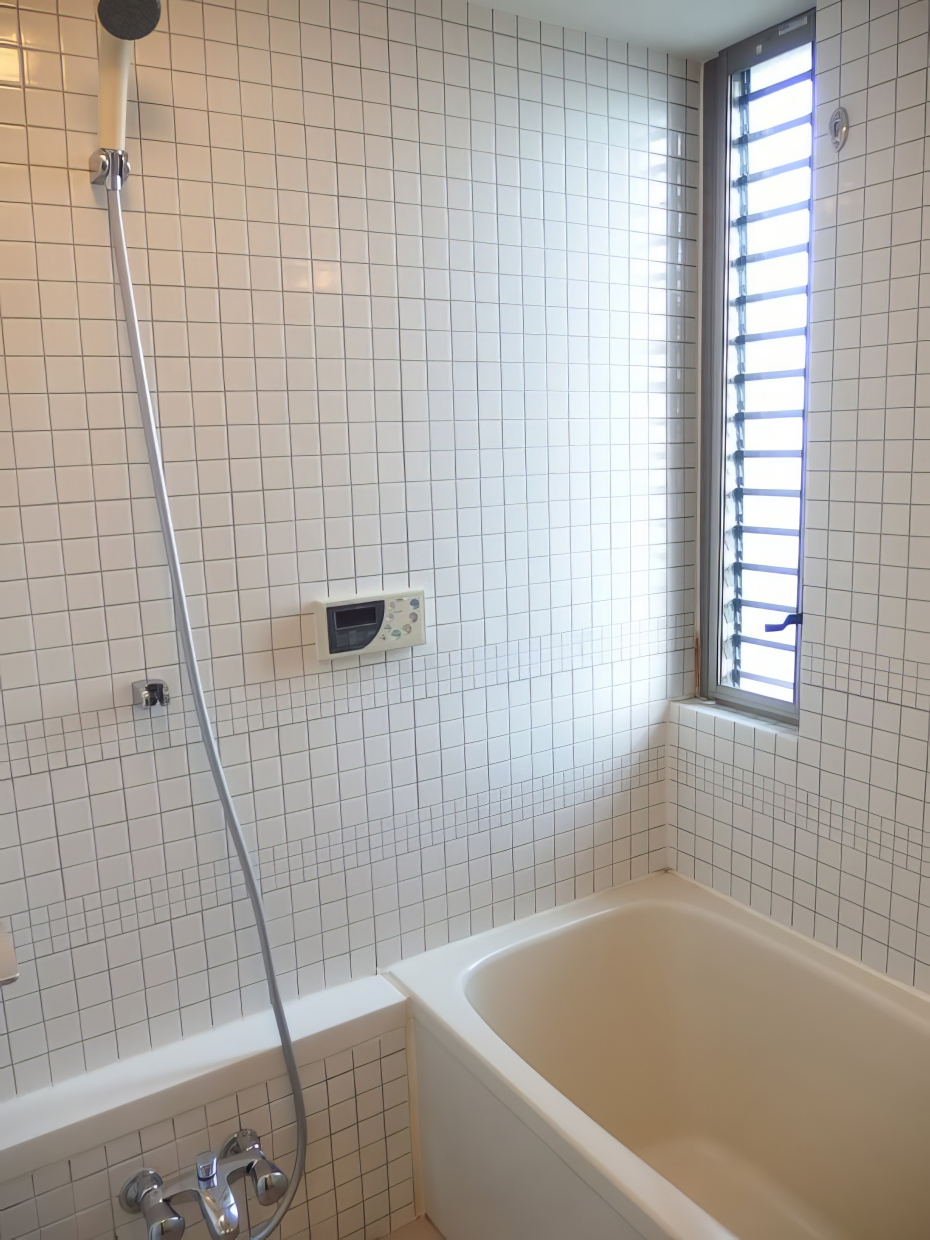 脱衣所とお揃いの白タイル。