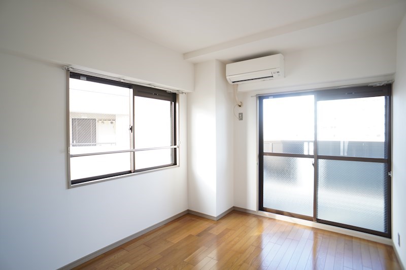 このお部屋にもエアコンついてます！