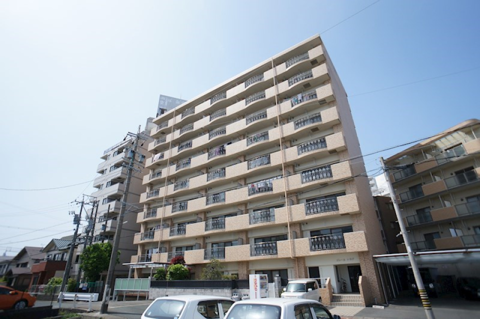 外観。お部屋は最上階の9階です。