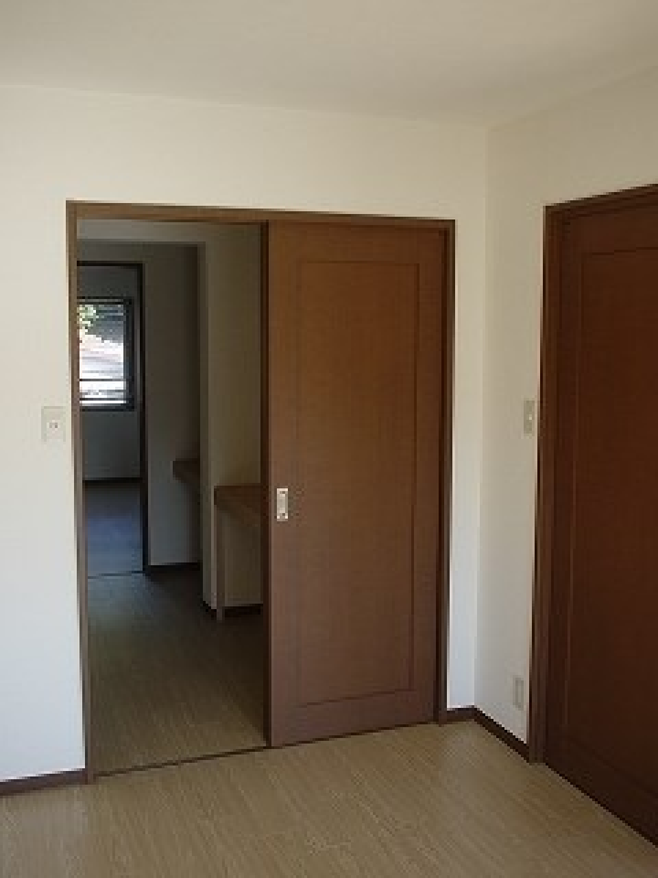 嬉しいウォークインクローゼット
向こうの部屋までつながっています