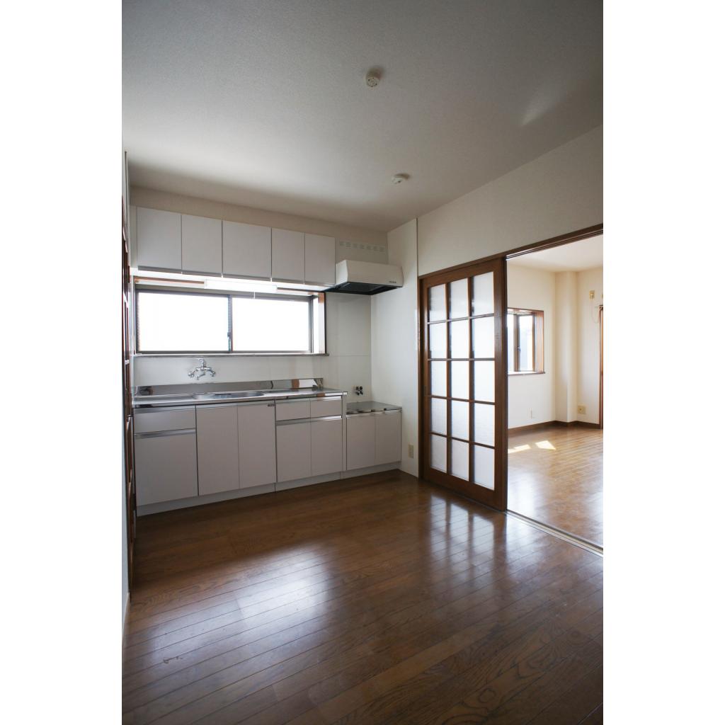 ダイニングは約7.5帖。テーブルやイス等も十分おけるスペースです。