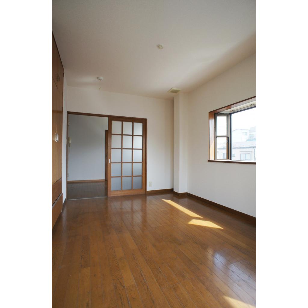 サイドにも小窓があり、風通しも◎窓際で植物を育ててみるのも、いいかもしれません。
