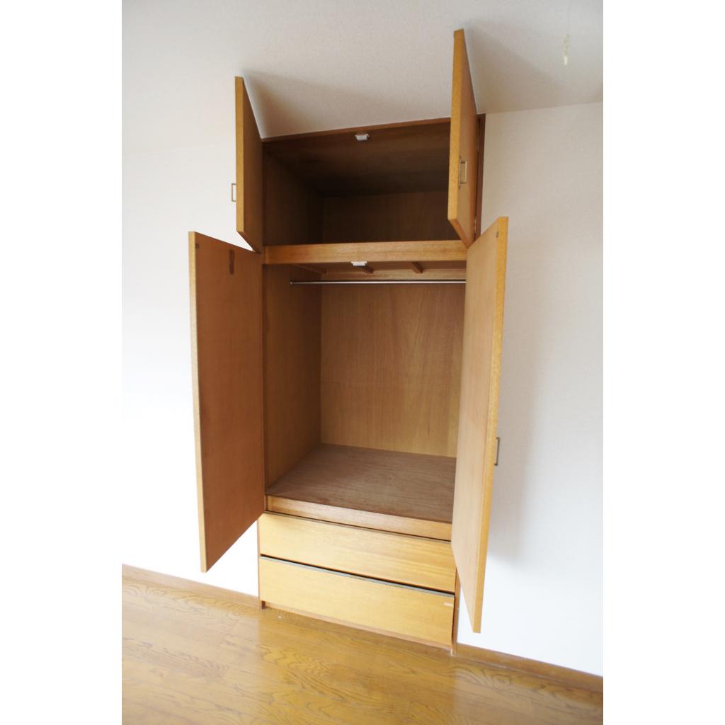 クロークの中にはパイプもあるので、シワにならずお洋服も収納出来そうです。