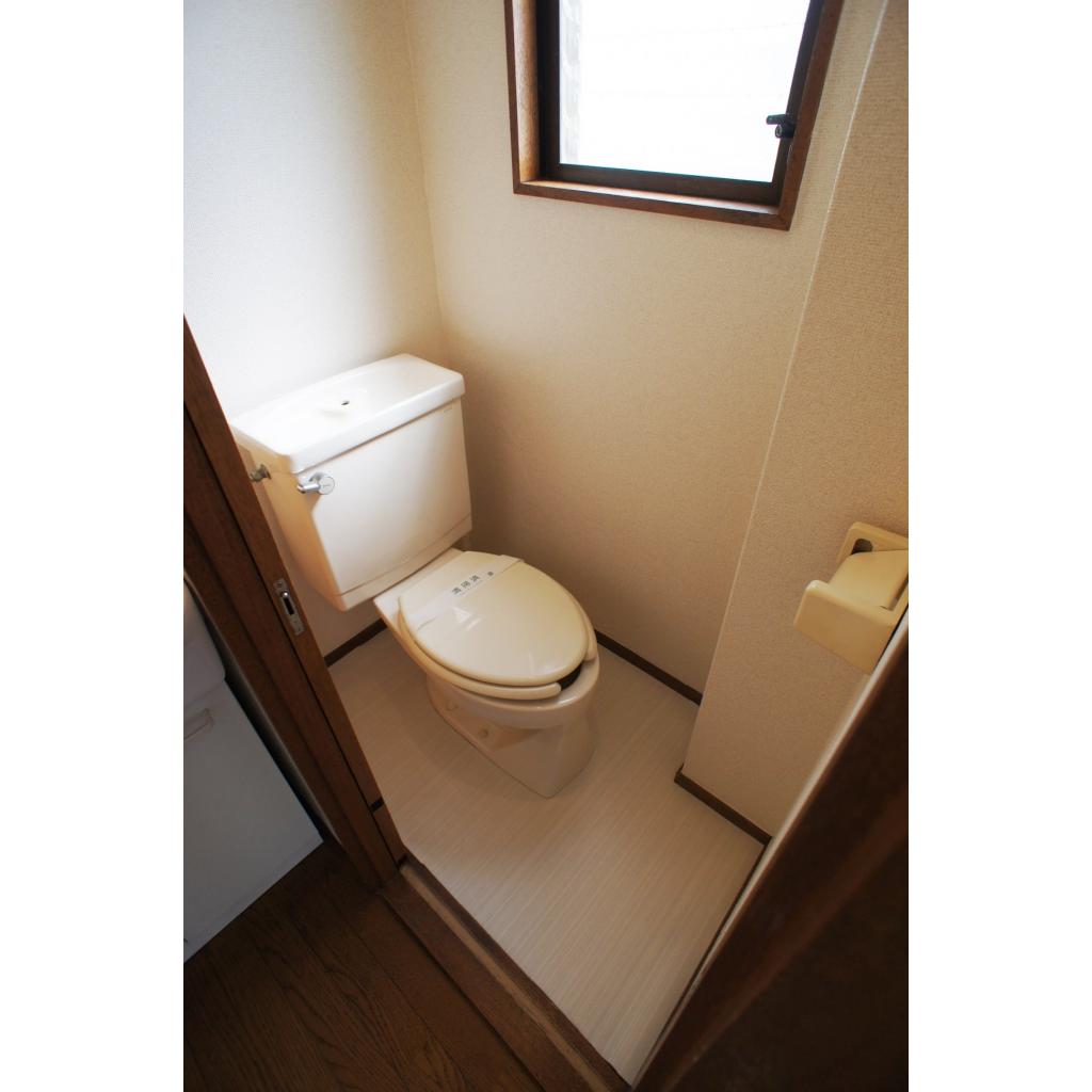 清潔感のあるトイレは小窓付きです。