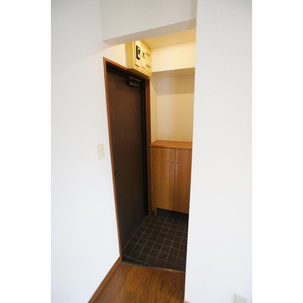 玄関には靴箱があり、その上に物を置くことが出来るので、家の鍵や小物など置くのも良いですね。