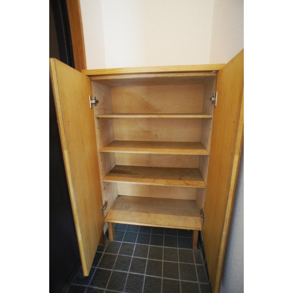 木製の靴箱。 木材は通気性が良いので、靴箱内の湿気やカビの発生を防いでくれそうです。