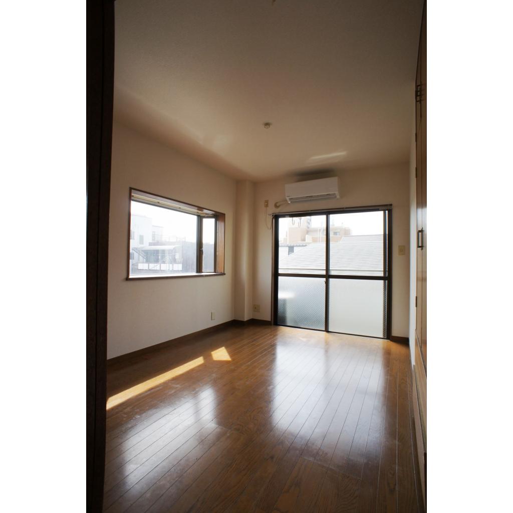 どこか懐かしさを感じ、ほっこりとするお部屋です。南向きで日当たりも◎