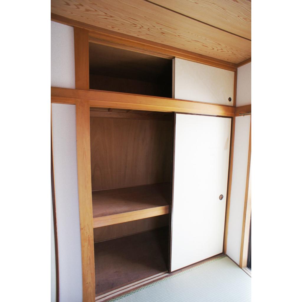 物を入れるだけでなく、最近では作業スペースにもする方も多い押し入れ。使い方は自由自在です。