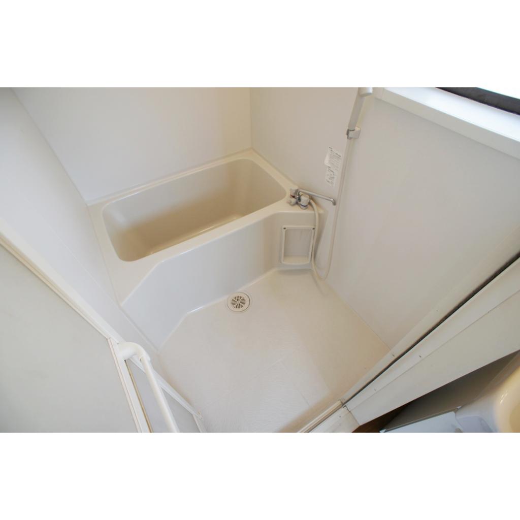 浴室には窓がついているので、換気も十分でき湿気対策にも◎