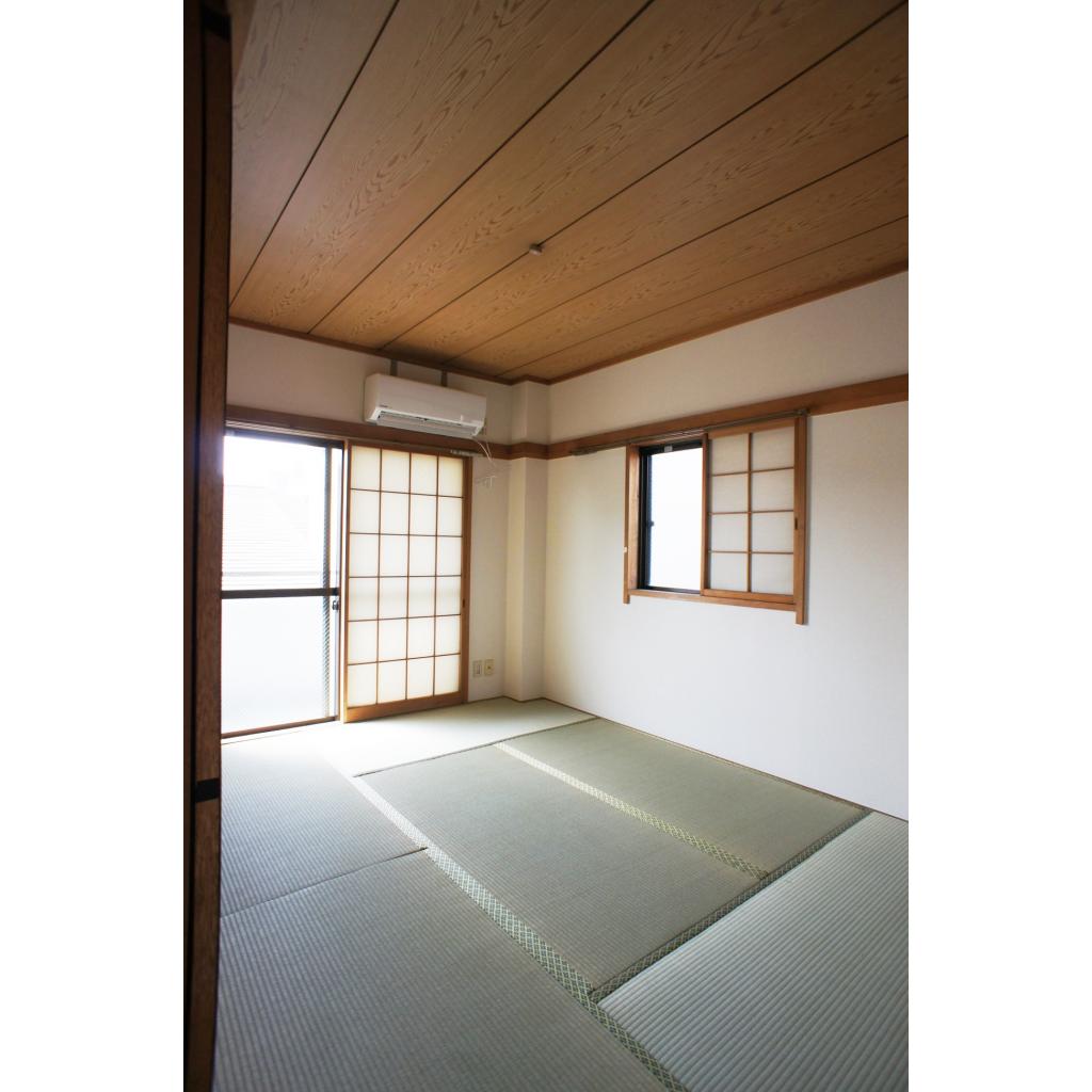 自然の温もりを感じさせてくれる和室は、心地よい空間です。