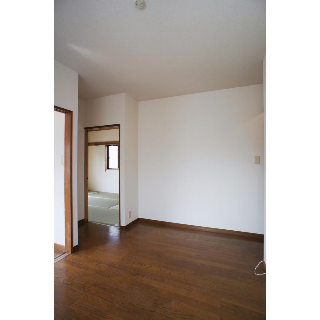 壁紙が白く、２面採光なので、光がたっぷり入りお部屋全体を明るく見せてくれます。