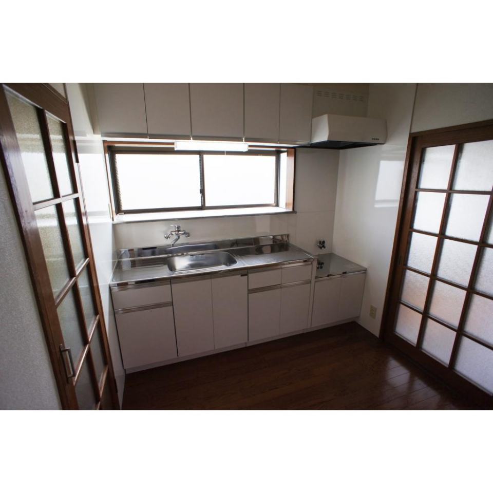 キッチンはスペースがあり、レンジや炊飯器、水切りラック等も置けるスペースもあります。