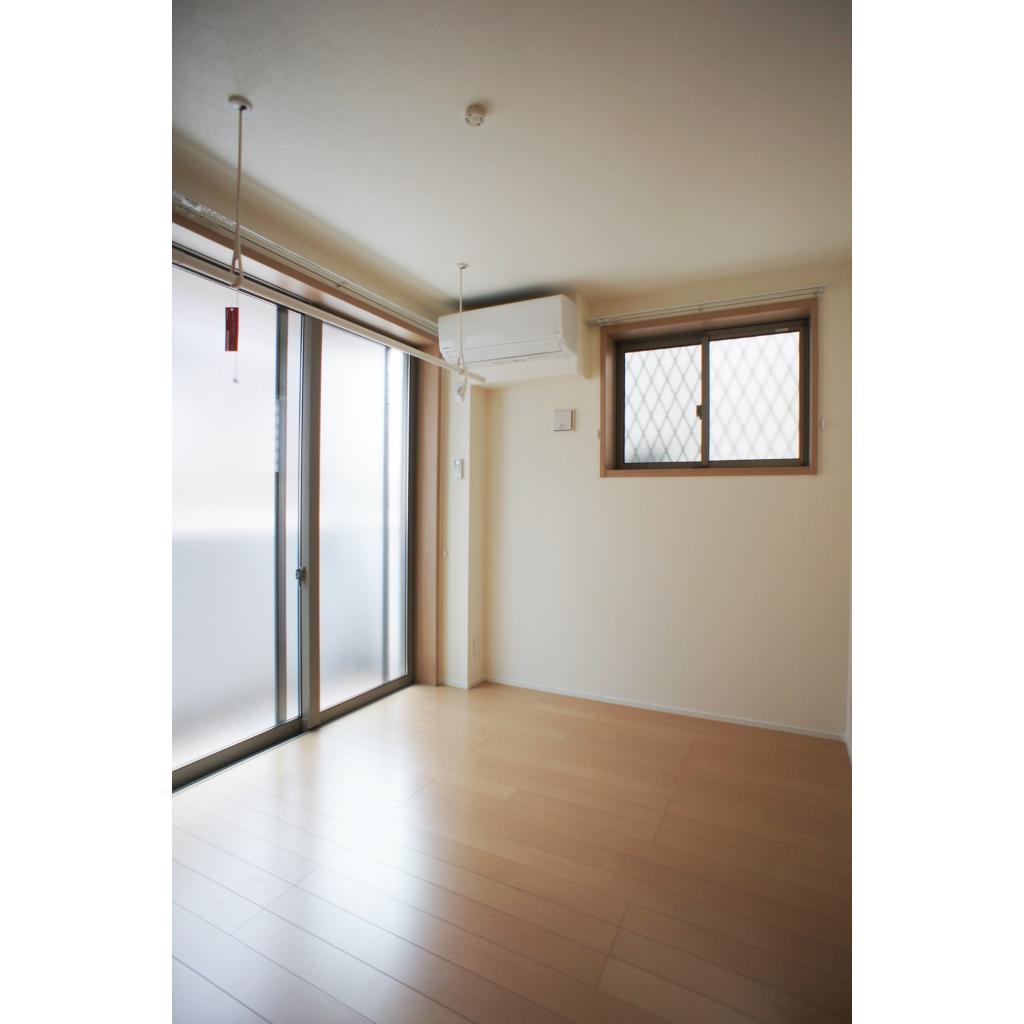 ５．３帖の洋室とはスライドドアで空間を区切ることができます。