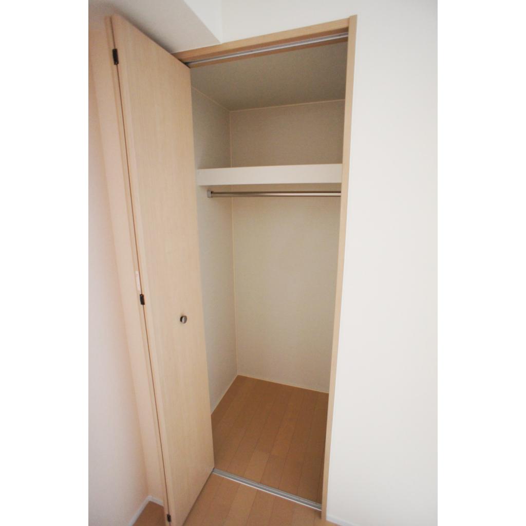 長い衣服を収納できるクローゼットです。