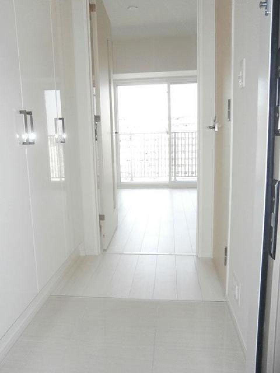 玄関
※写真は同タイプ住戸です。