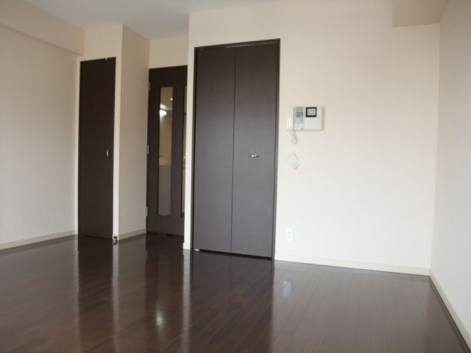 ホワイト×ダークブラウンの落ち着いたデザインです。
※参考写真