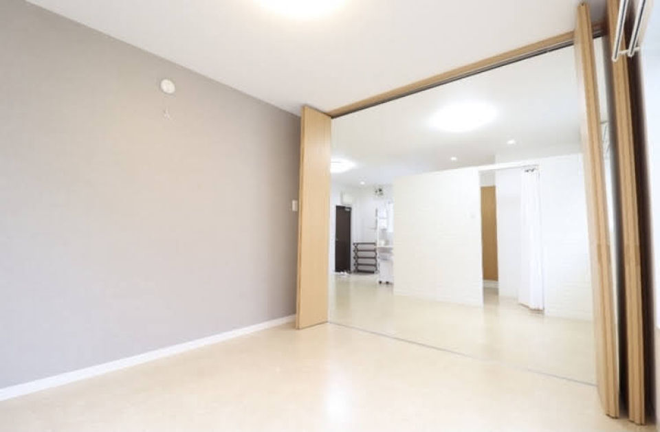 シンプルでありながら、天井まで開く扉や明るいデザインにより開放的でリラックスできます。