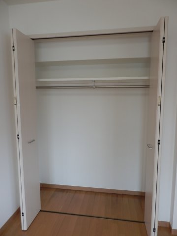 洋室にはハンガークローゼットが付いています。