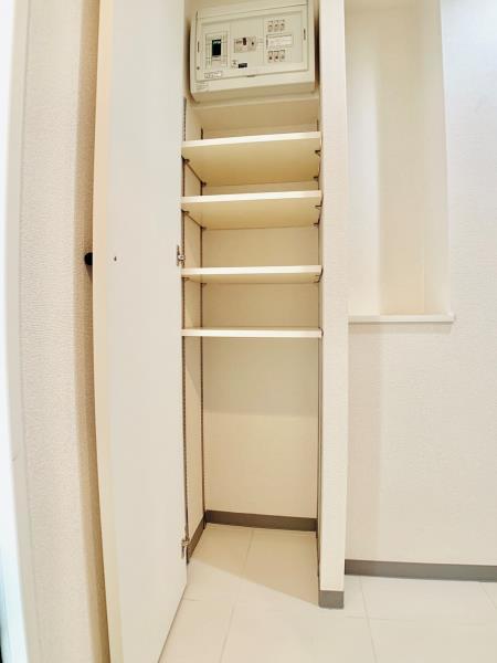 下足入れは可動式なので、サンダルもブーツもピタっと収納できます。