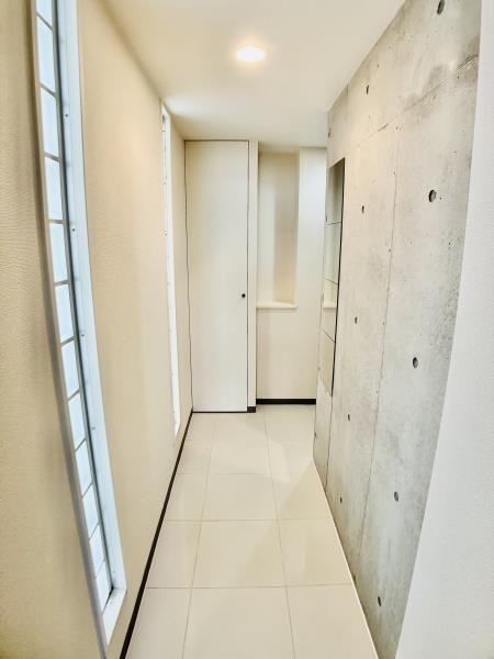 玄関まで続くコンクリ素材。ガラスブロックがアクセントになり、カッコいい！