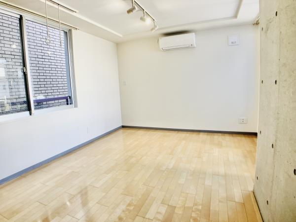 バルコニーがないので、南向きの窓際で部屋干しスタイルです。送風機能やサーキュレーターを活用すると◎