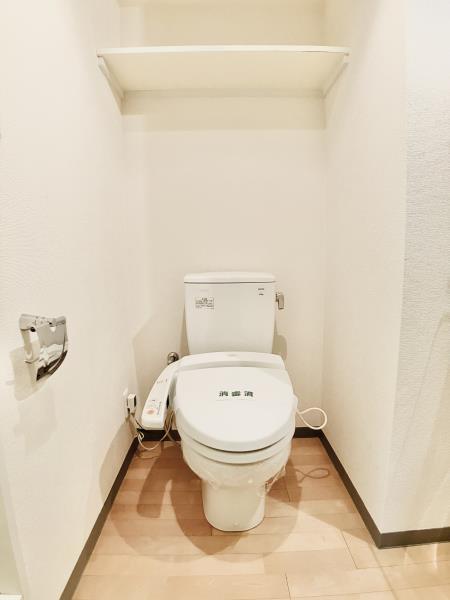 トイレは頭上に収納棚があるので、消耗品がストックできます。