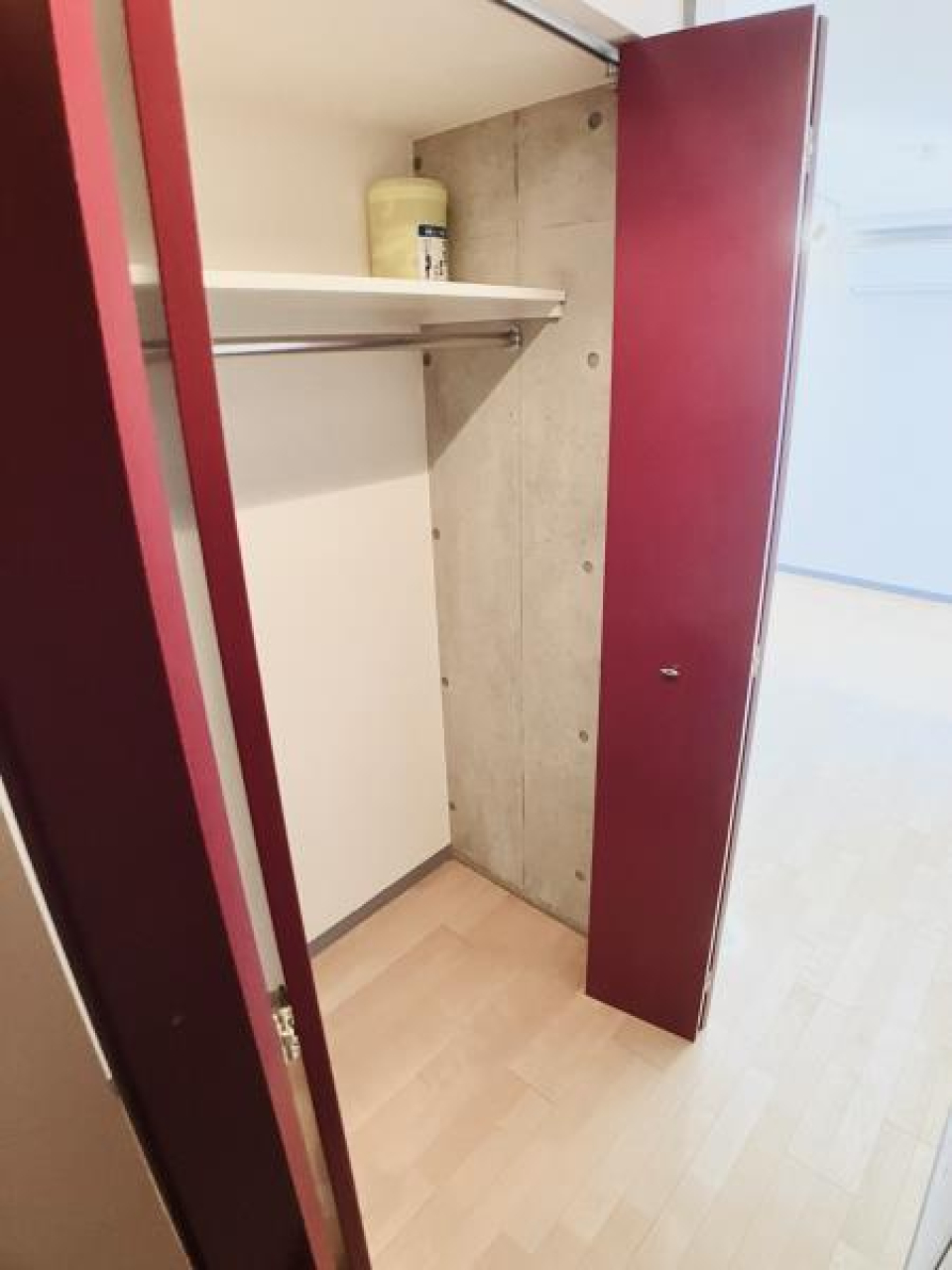 真っ赤な扉が魅惑的。ハンガークローゼットなので服をそのままかけられて実用的です。