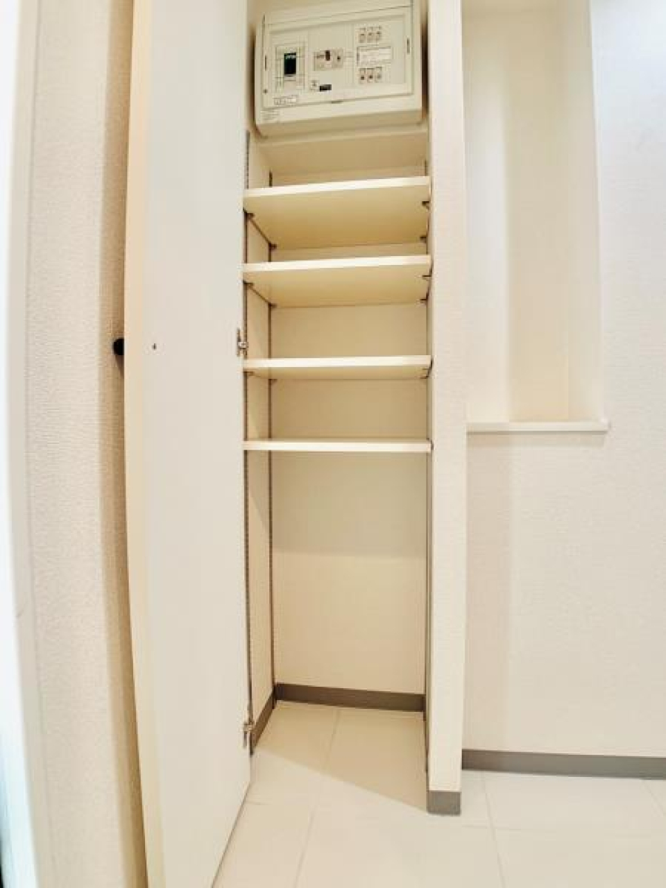 下足入れは可動式なので、サンダルもブーツもピタっと収納できます。