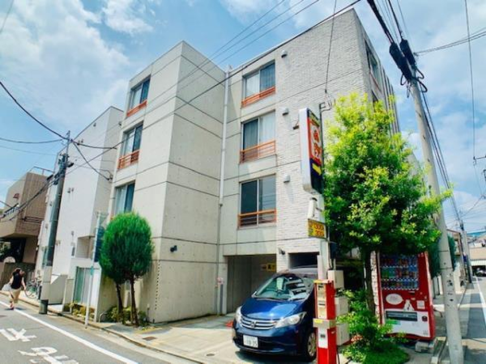 コンクリート打ちっぱなしのクールな外観ですが、植物によって雰囲気が和らぎ固すぎない印象です。