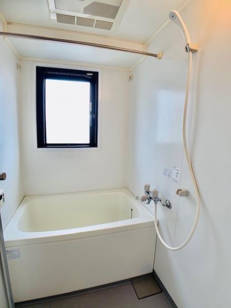 浴室には窓があるので、開放的で換気もしやすくなっています。