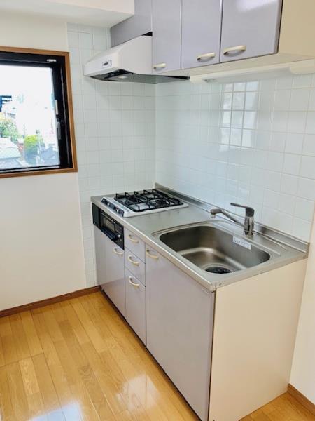 ２口のガスコンロとグリルがついています。自然光を感じながら料理をしましょう！