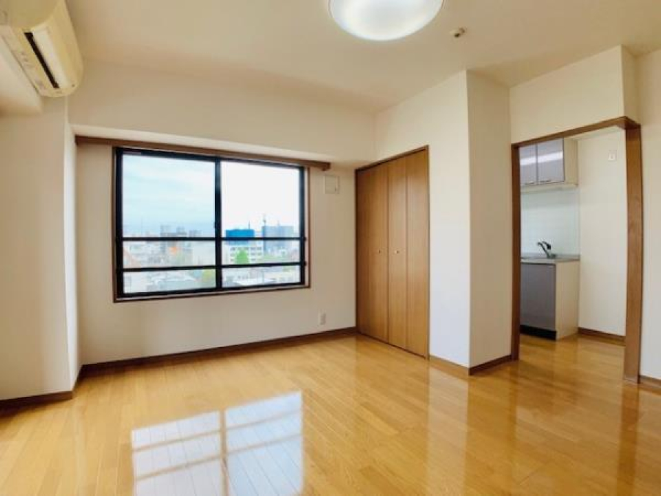 １２階建ての建物の６階にあるお部屋です。ちらりと窓から外の様子が見えますね・