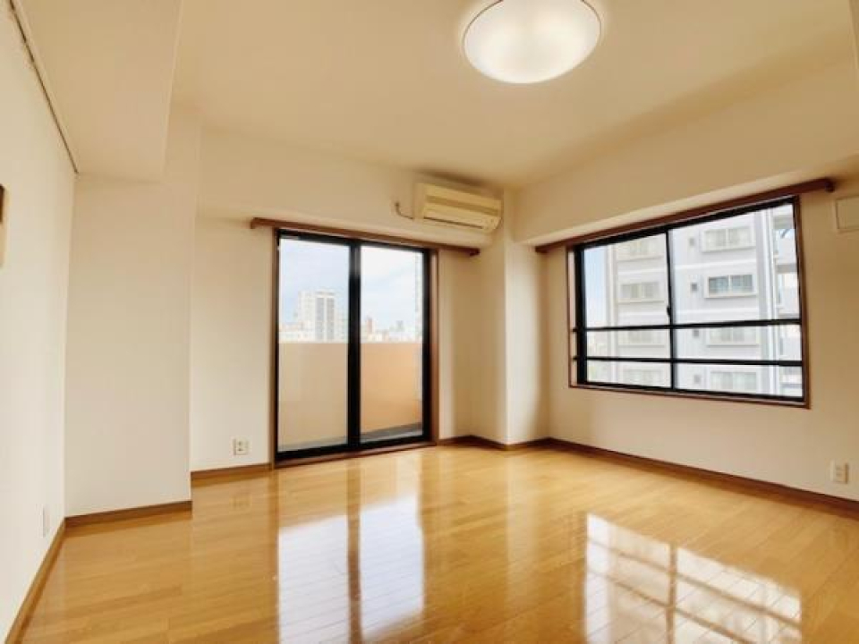 西と北向きに窓があり、自然光を取り入れやすくなっています。