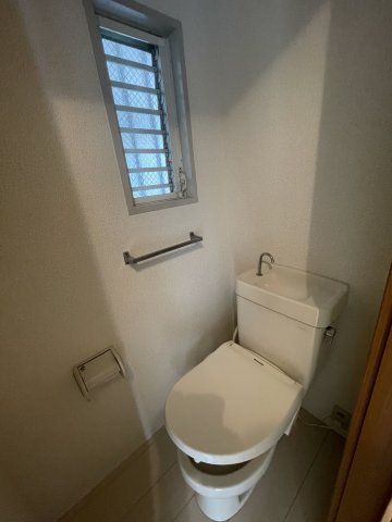 トイレに窓があるので、換気がしやすそうで◎