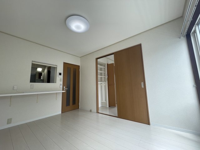 ６．３帖の洋室。カウンター付きです。