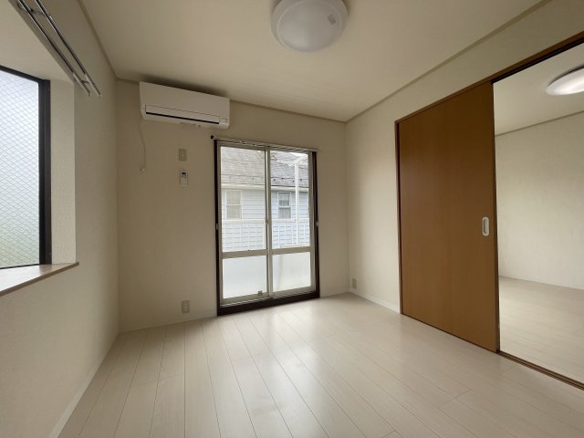 ４．５帖の洋室。２面採光になっています。