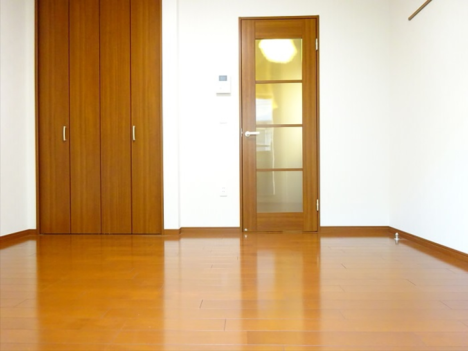 白とブラウンのシンプルなデザインです。