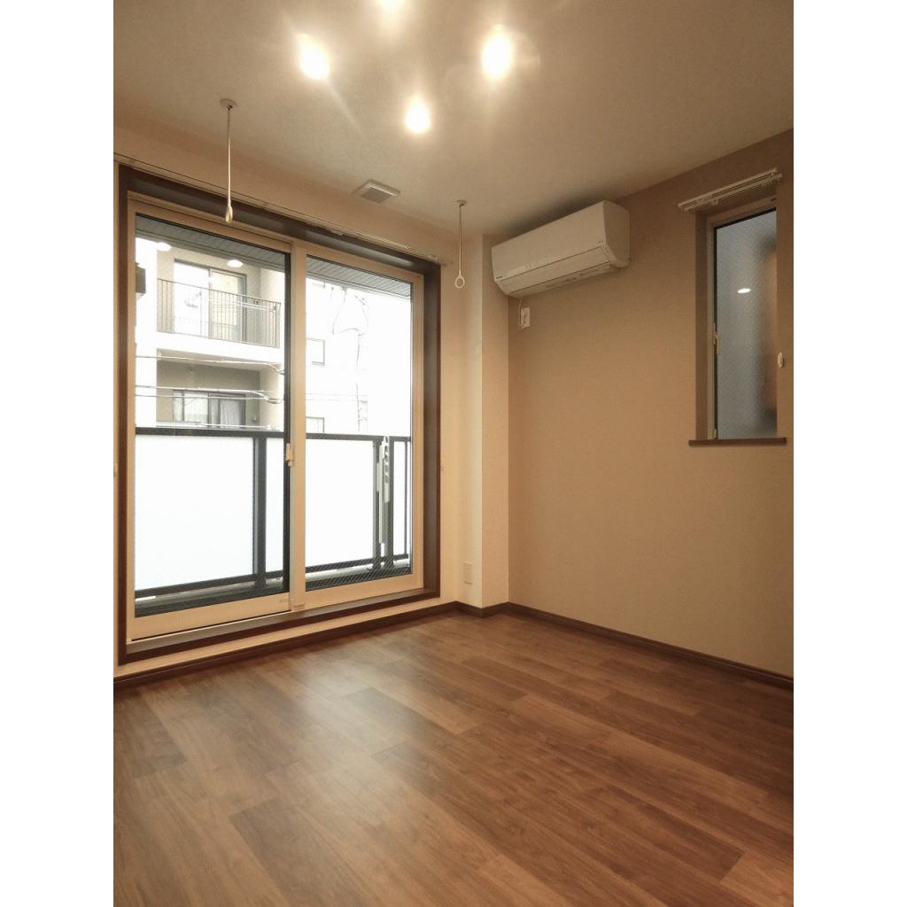 北西向きにバルコニーがあります。角部屋なので北東向きにも小さな窓があります。