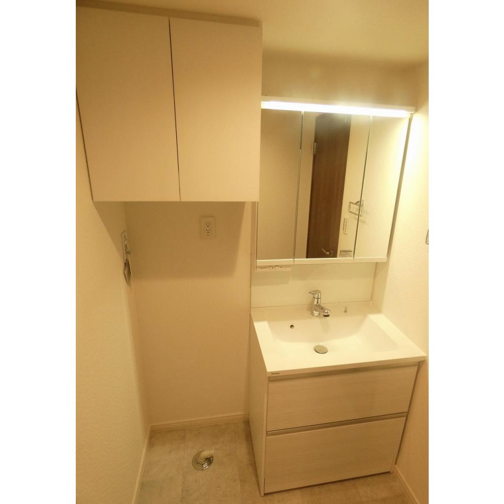 洗濯機置き場の上には収納があって日用品をストックできます。