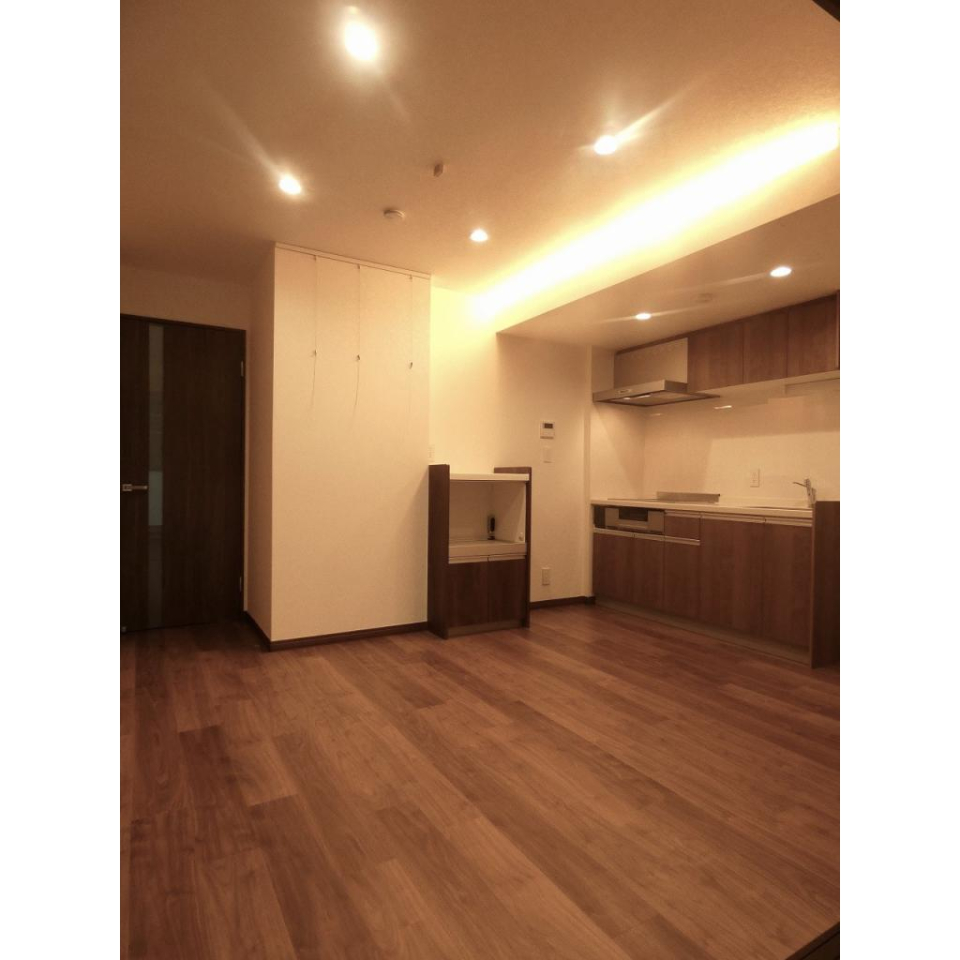 ゆとりのあるLDK。ダイニングテーブルだけでなく、ソファや作業用のテーブルも置けそうな広さです。