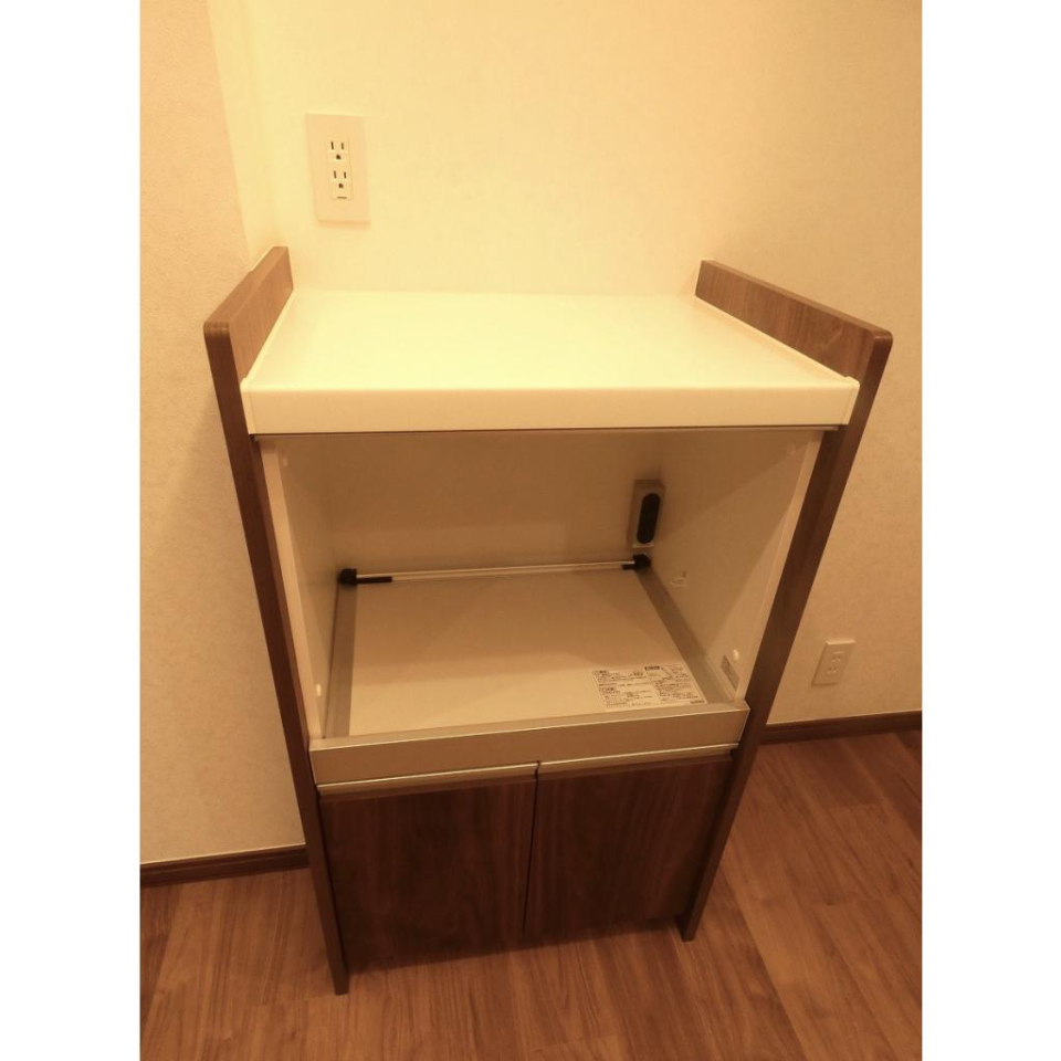 炊飯器やオーブンを置くことができるキャビネット。