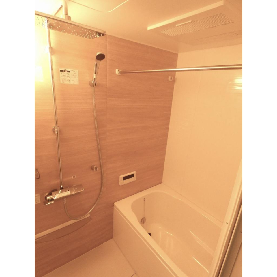 木目調でナチュラルなパネルが採用された浴室。