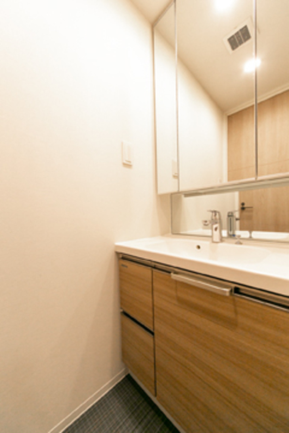 3面鏡の下にも手元を写してくれる鏡が。欲張りですね！※写真は同タイプ住戸です。