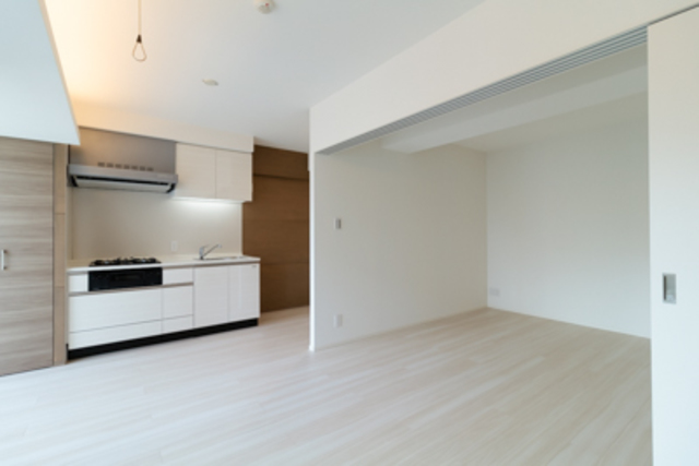 ベッドルームのドアを開けると、さらに広々。※写真は同タイプ住戸です。